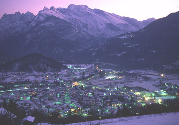 Veduta di Agordo durante la stagione invernale