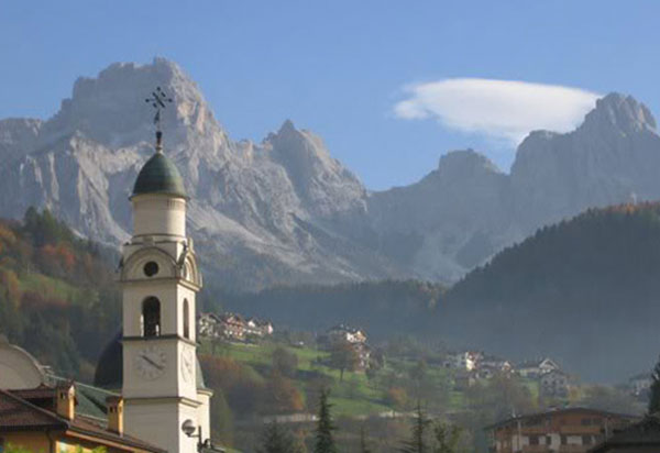 Agordo circondato dai maestosi gruppi dolomitici del Veneto