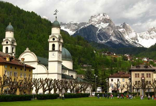 La conca di Agordo circondata dai maestosi gruppi dolomitici del Veneto